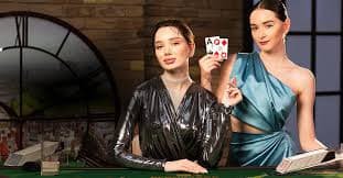 Dealer profesional gentingtoto Dice Game di studio dengan pencahayaan HD